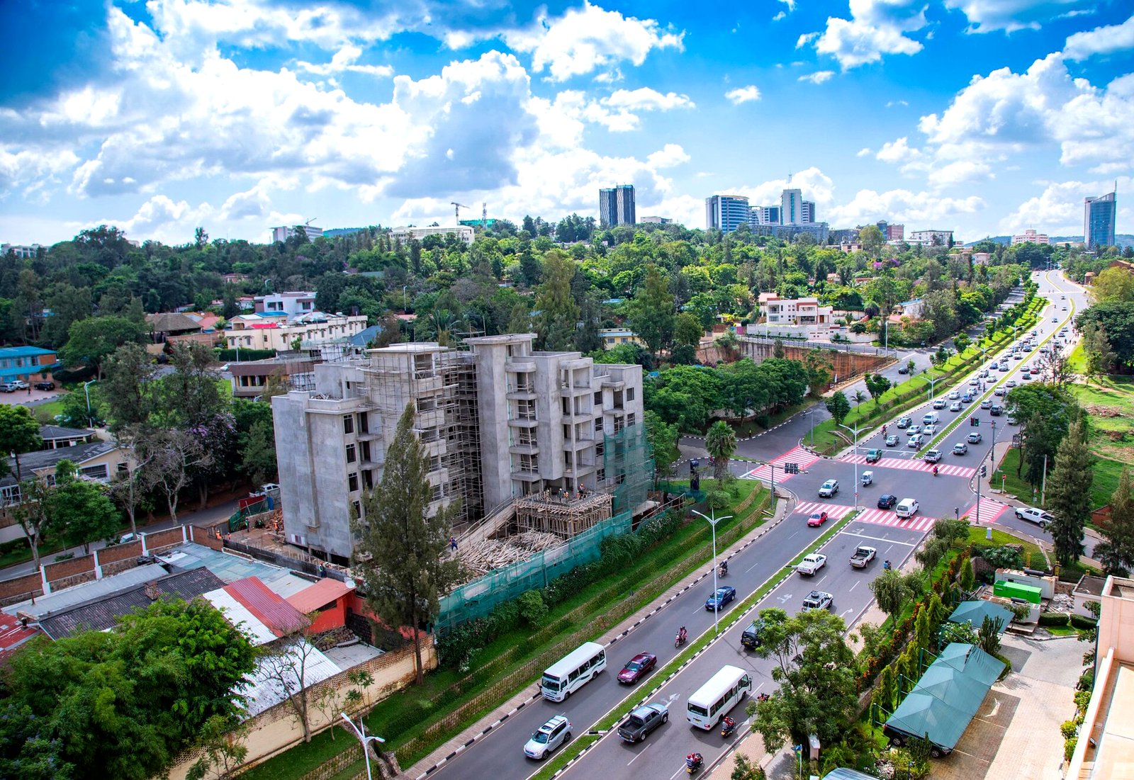 High-angle view over Kigali - same-day Starlink delivery and installation across the city. Photo: Emmanuel Kwizera (CC BY-SA 4.0, Wikimedia Commons)
