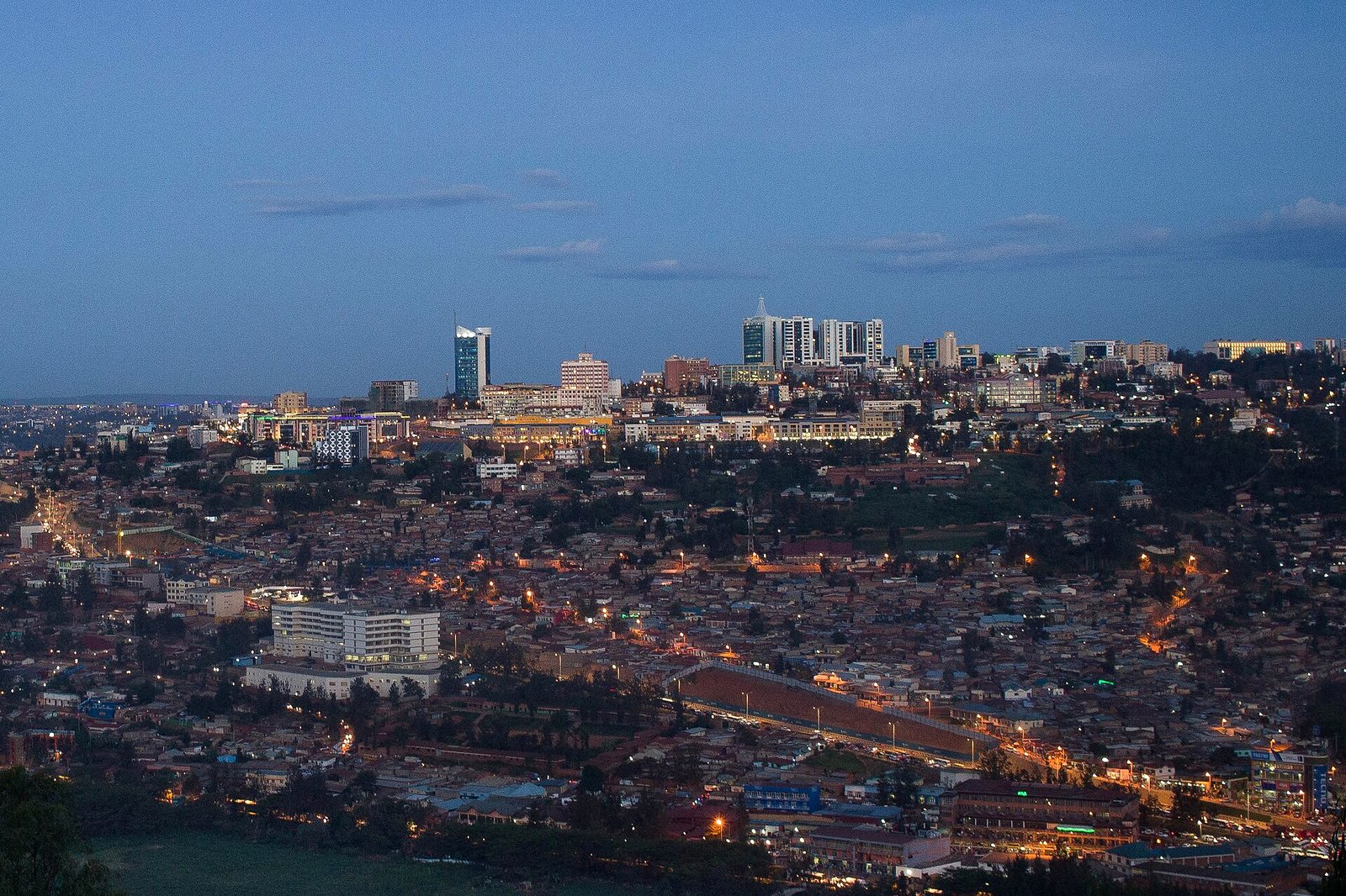 Kigali at dusk - Starlink Mini and Standard work anywhere in Rwanda with a clear view of the sky. Photo: Adrien K (CC BY 2.0, Wikimedia Commons)